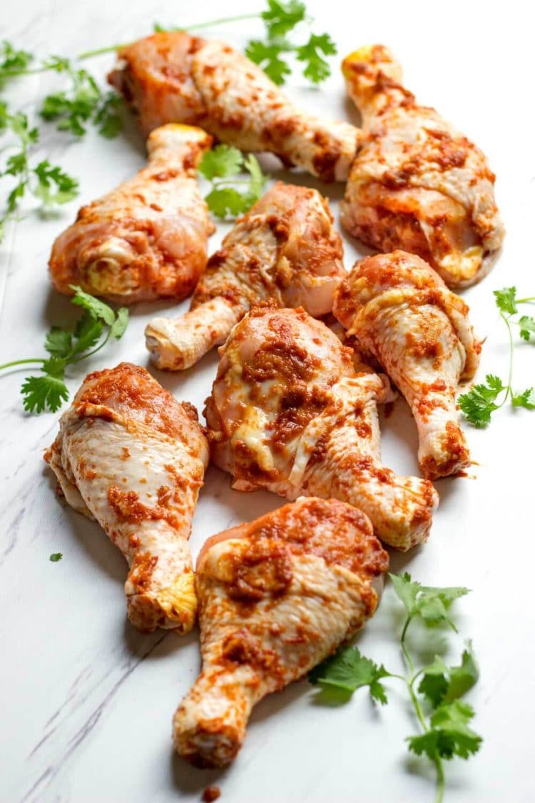   Este frango Harissa grelhado com gelado de mel tem o beijo perfeito e o mel adoça para adicionar um toque especial ao frango comum para churrasco.  A família adora!  www.keviniscooking.com 